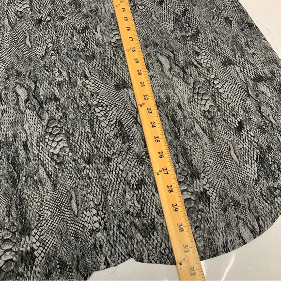 Torrid Top Blouse Woman‎ 4X  Snake Print Button Front Half Roll Tab Sleeve Light - Picture 6 of 10